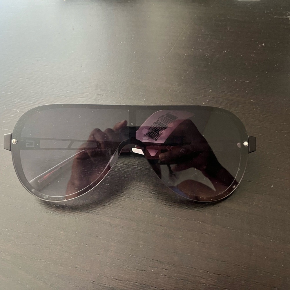 ❤️SOLD❤️Guess Black Sunglasses